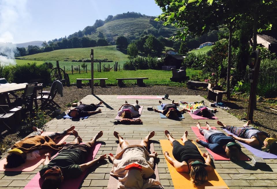 Les « yogis » du village : des retraites au Pays Basque