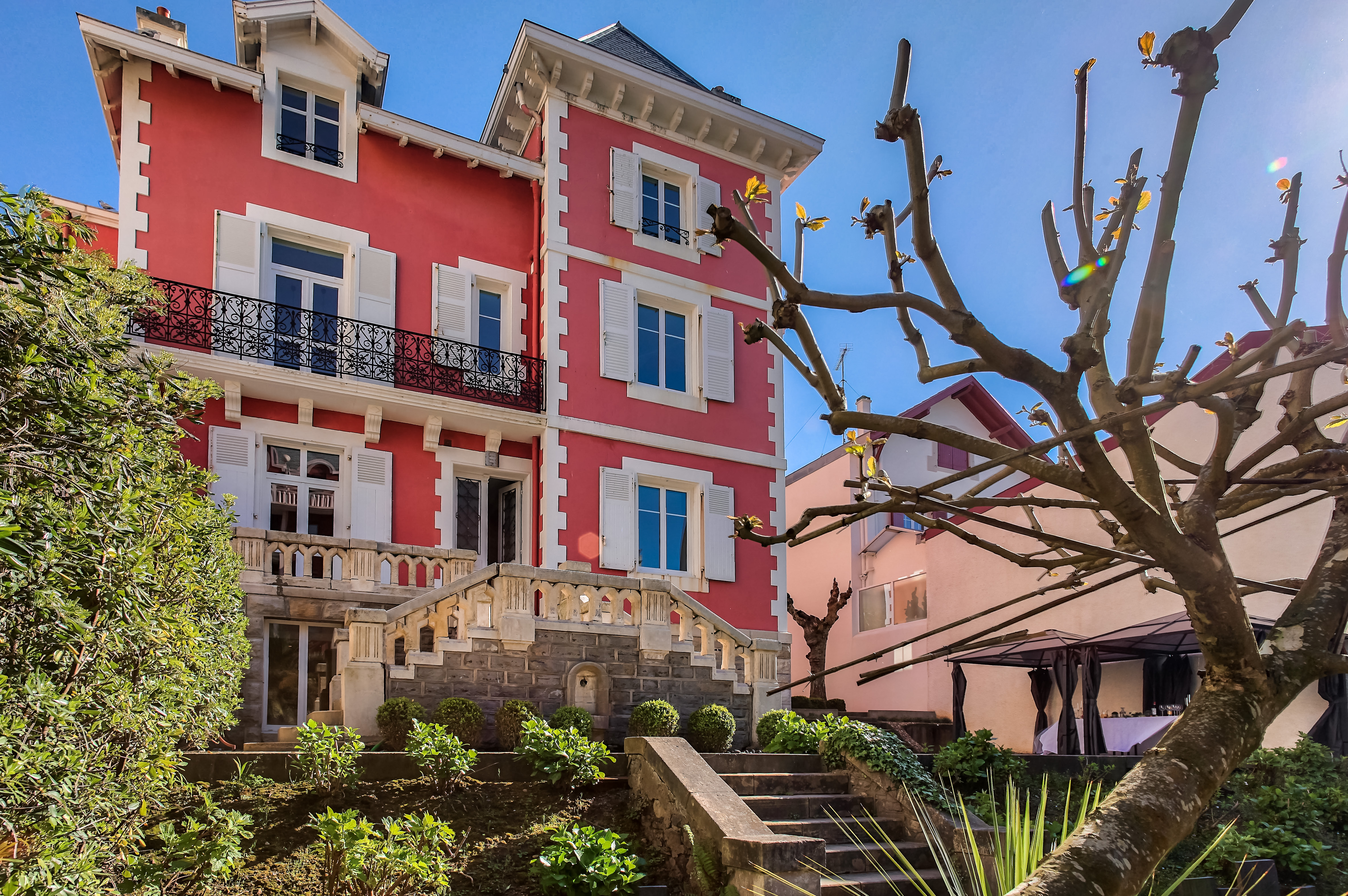 LA MAISON ROUGE