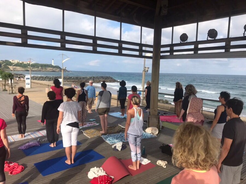 COURS DE YOGA FACE À L’OCÉAN