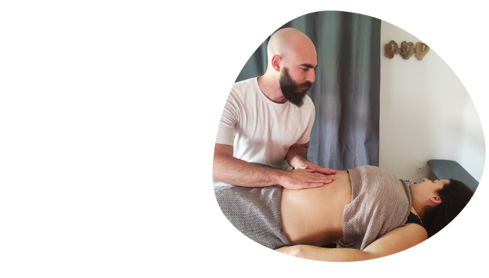 Le praticien masse le ventre de la cliente pendant un massage relaxant latéral.