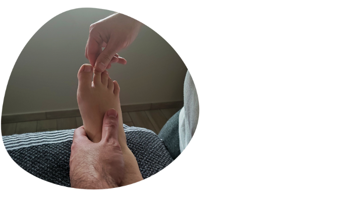 Le praticien masse les pieds de la cliente pendant un des massages découverte.