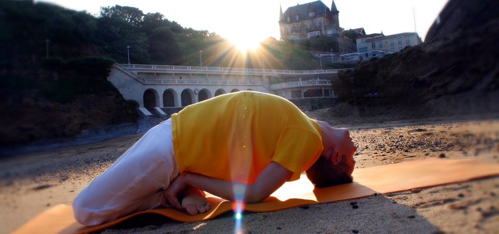 Cours de yoga sont proposés par Anglet Tourisme